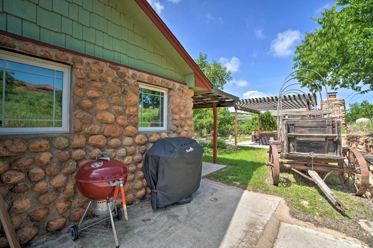 Charming Hilltop Cottage In Medicine Park! Exterior foto